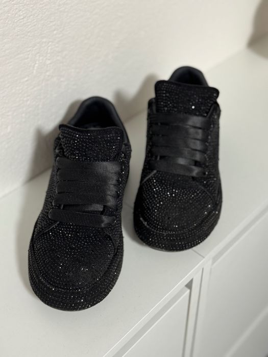 Продавам дамски обувки, носени не повече от 5 пъти, отлично състояние.