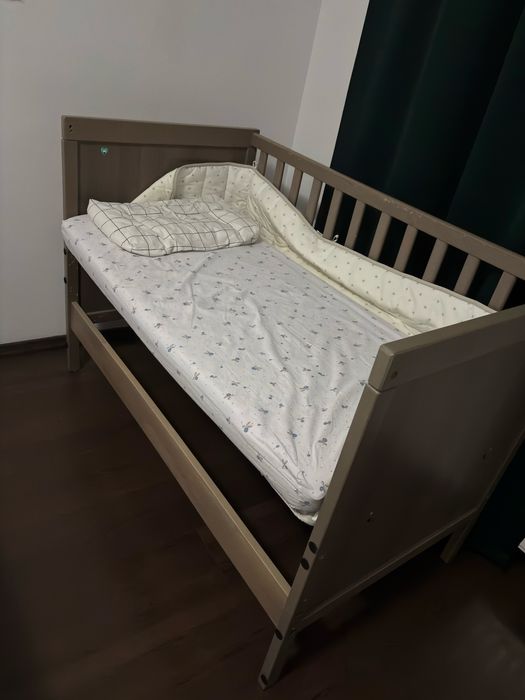 Vând pat cu saltea ikea și apărătoare.