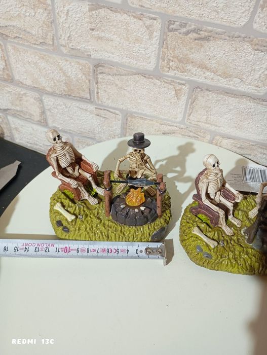 Светещи скелети статуетки