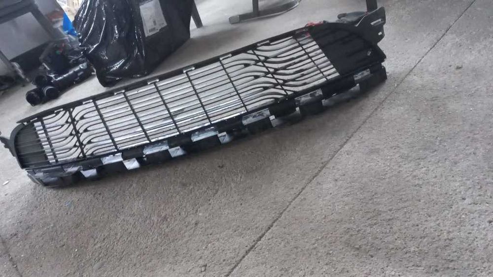 Grila centrală bara fata Renault Megane 3 după 2009 cod 622543994R