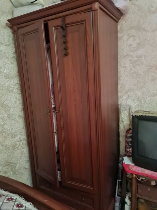 Продам прихожую в коридор, стенку в зал , шкафы в комнаты