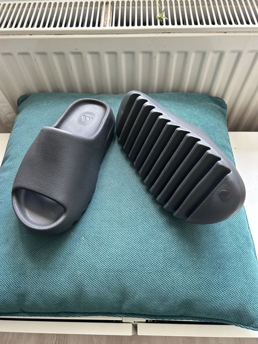 Vand Yeezy slides noi