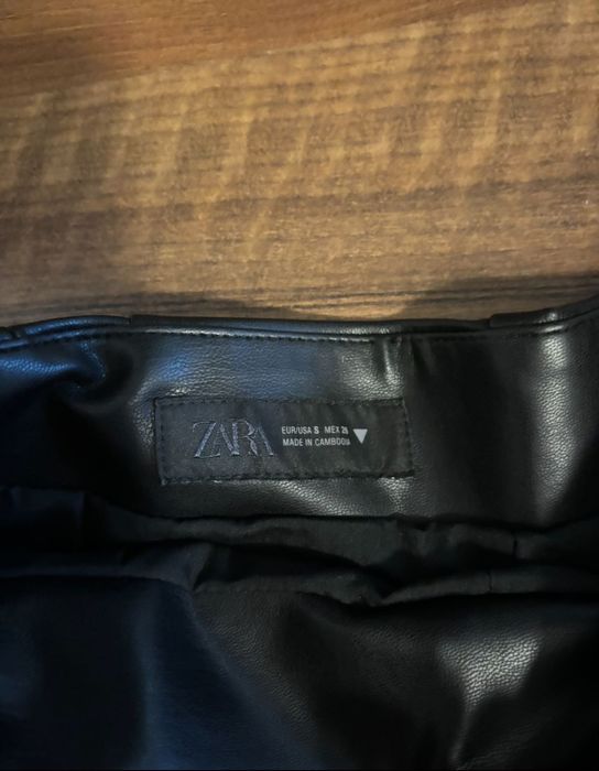 Класически черни кожени шорти с висока талия ZARA