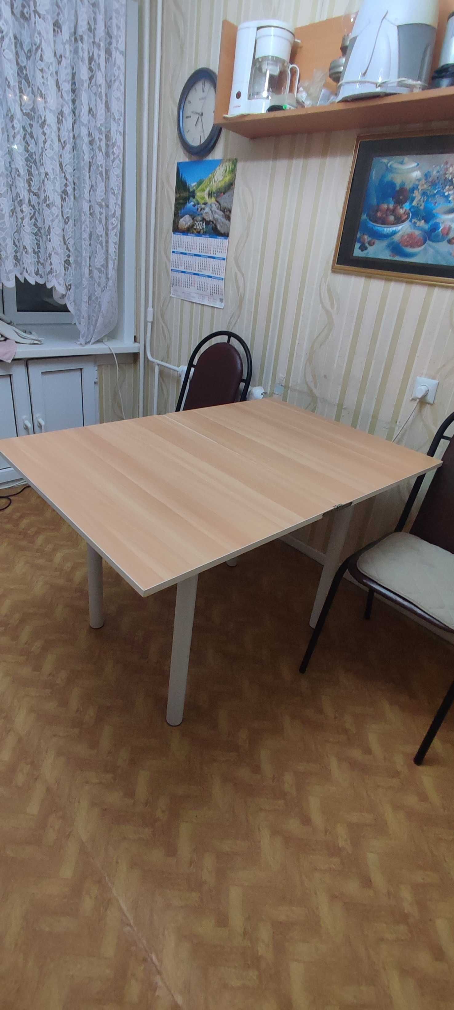РАСПРОДАЖА кухонный стол и два стула