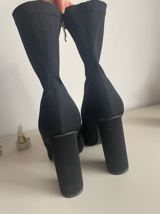 Botine cu toc mărimea 39 
preț 220