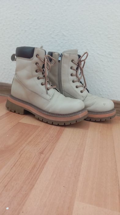 Зимние бежевые ботинки