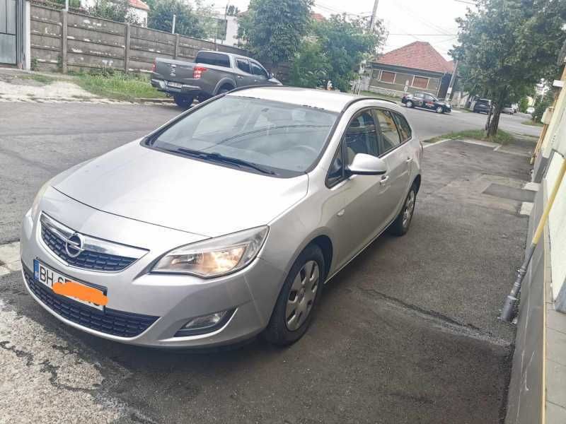 Opel Astra J Sports Tourer 2011