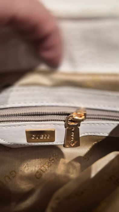 Чанта Guess бяла