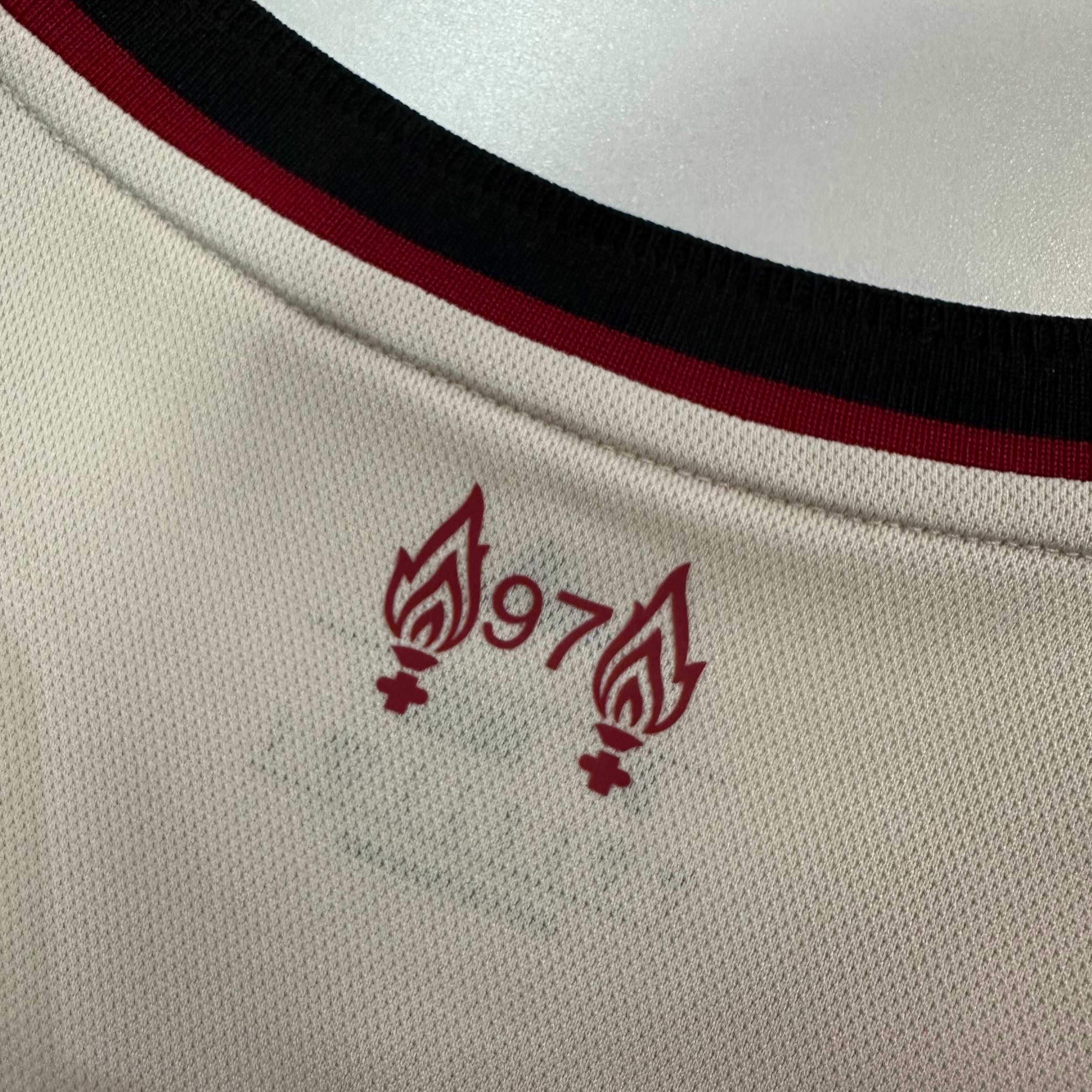 Тениска на Liverpool FCза сезон 25/26 в отлично състояние!