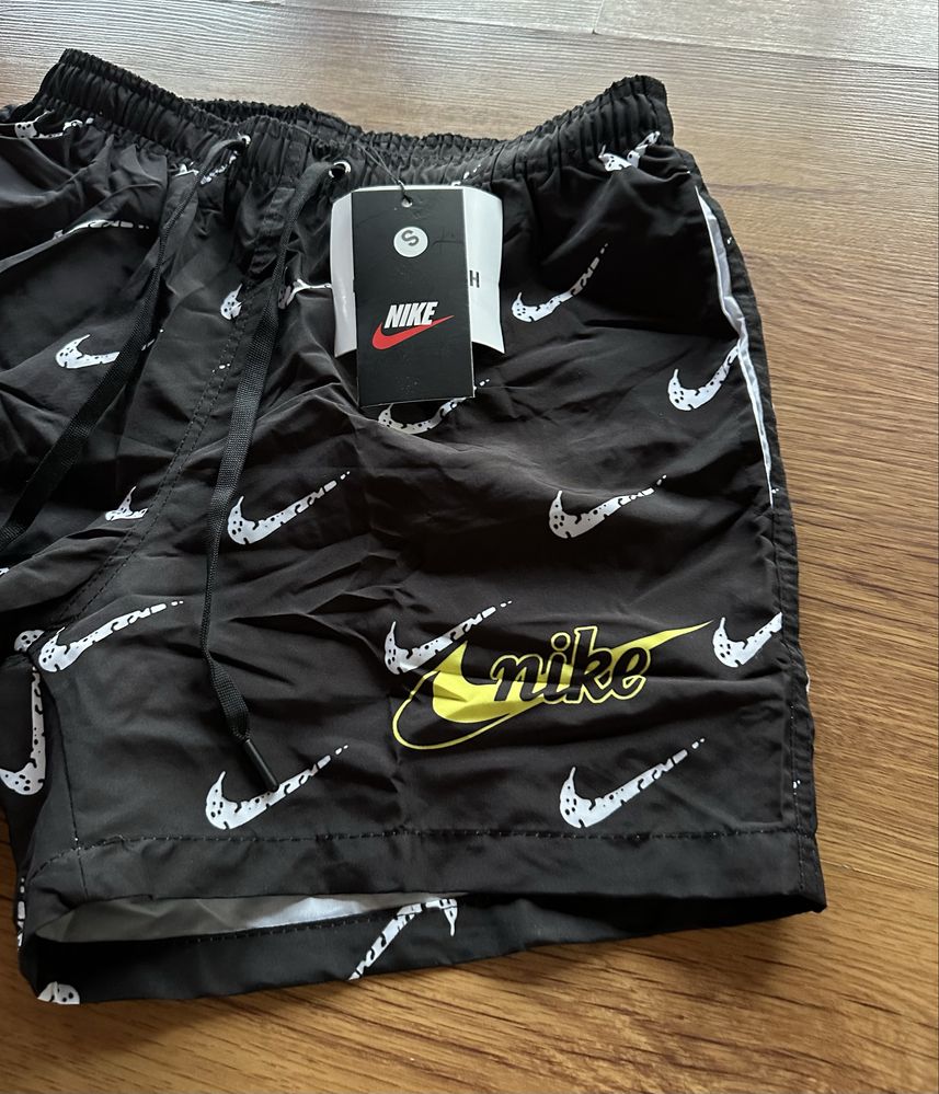 Мъжки,шушлекови,черни шорти Nike с вътрешна,мрежеста подплата