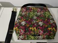 Geanta piele neagra cu model floral Desigual