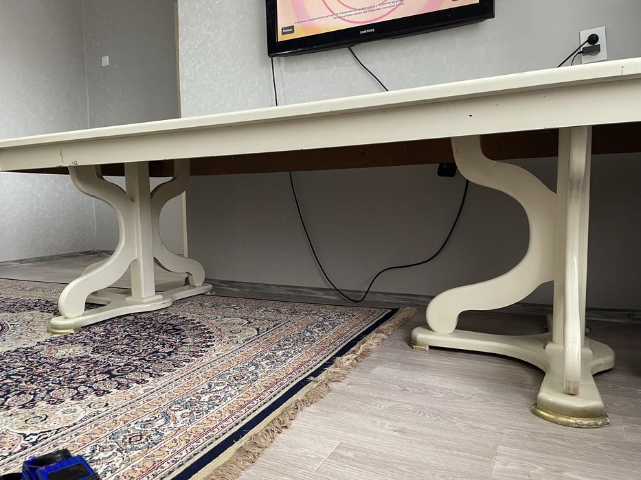 Б/у Стол около 2 метра в длину,в ширину 1 метр