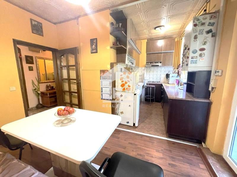 Продава се Тристаен апартамент в Варна, Левски - 90 кв.м за 1989 €/кв.м - Снимка #6