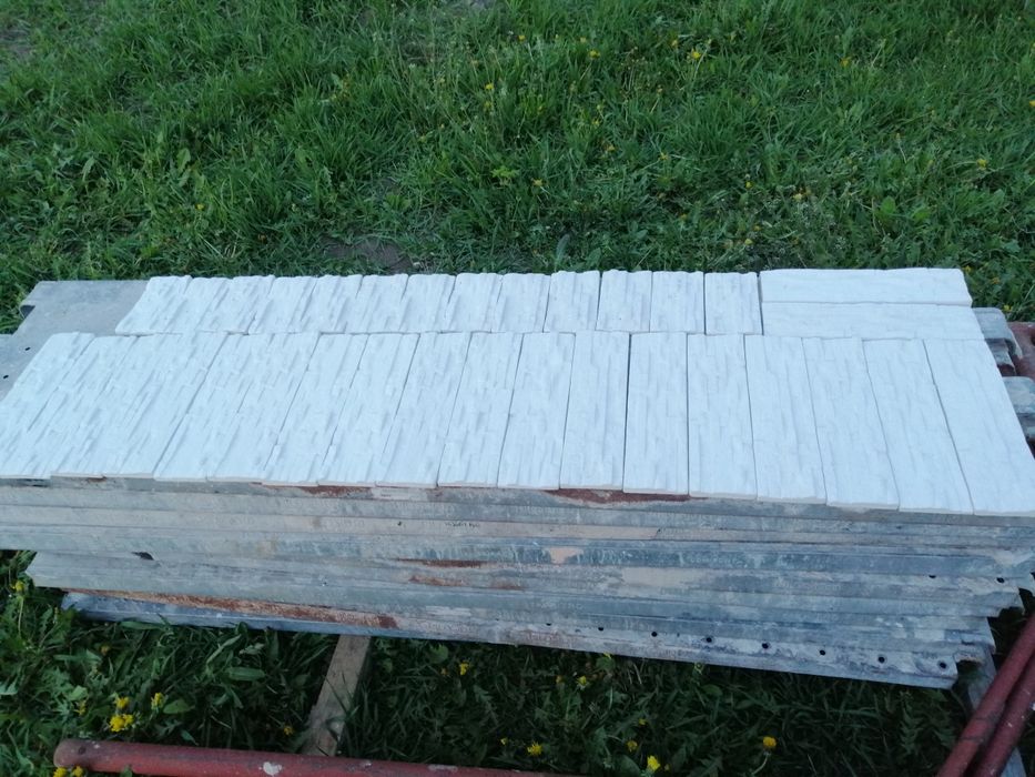 Vând și montez piatra decorativa din ciment pe alb sau griu în Suceava