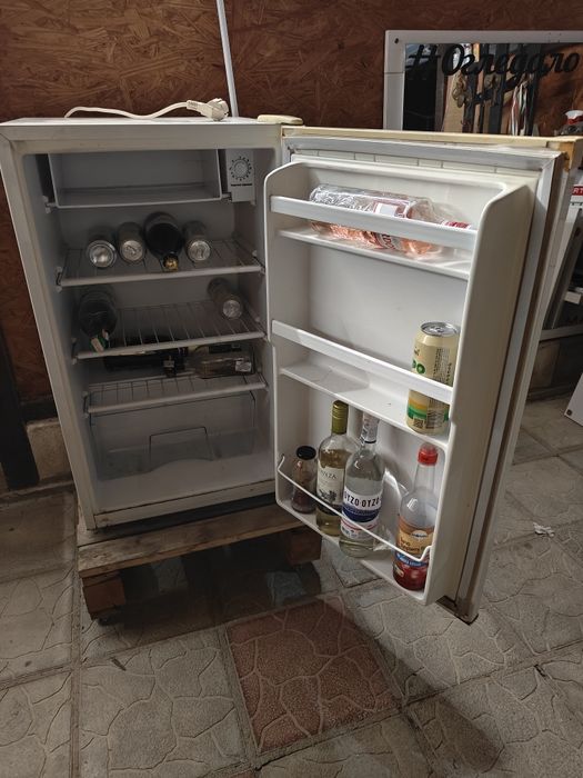 Хладилник с малка камера