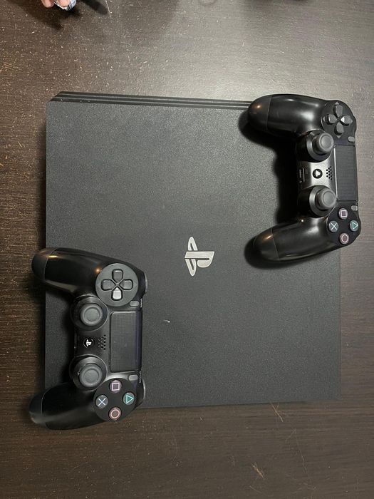 Vând PS4 PRO + 2 console + 4 jocuri