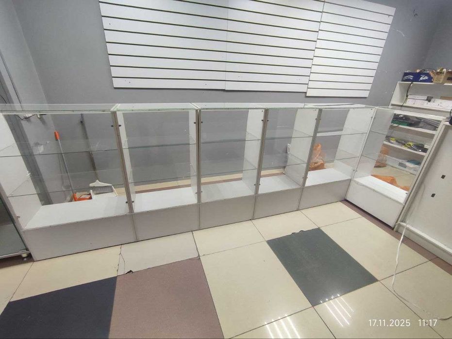 Продаются витрины, стол