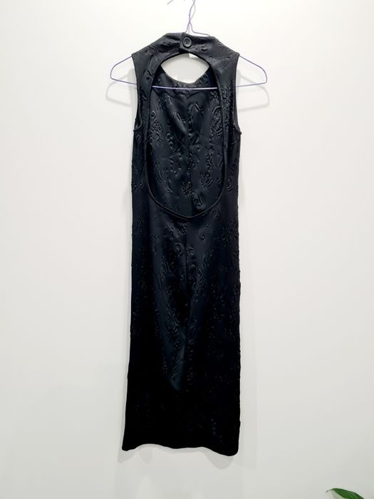 Черна рокля с гол гръб