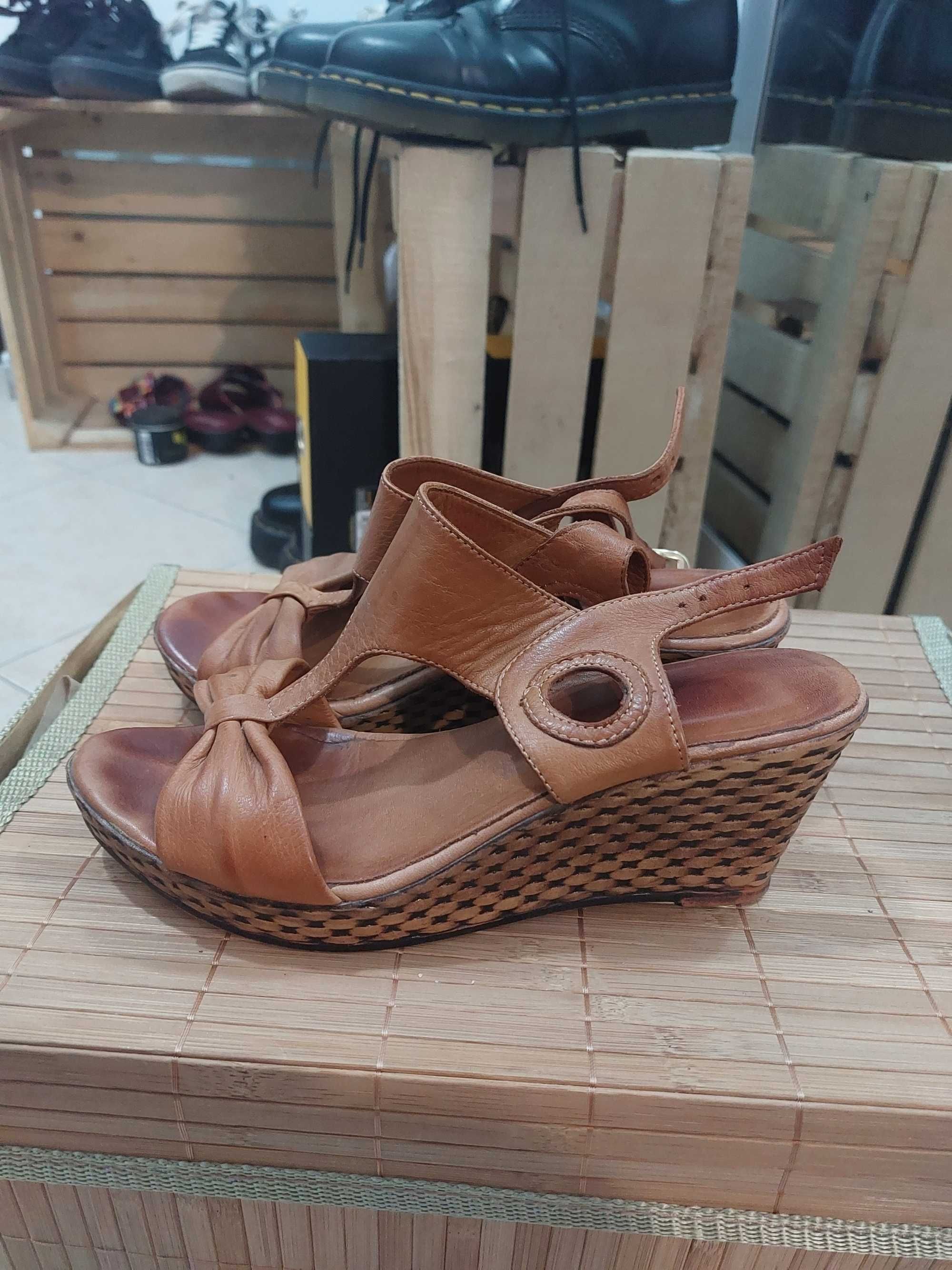 Летни обувки (сандали) на платформа от естествена кожа
