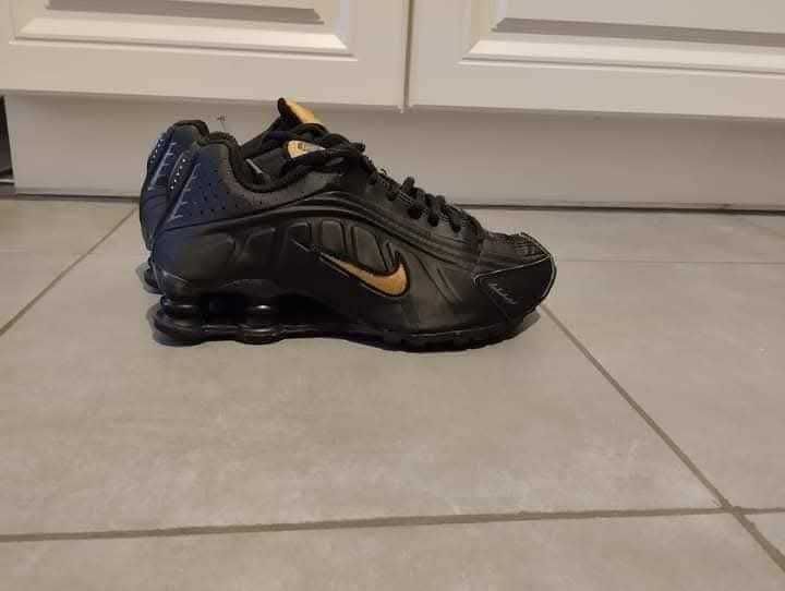 Nike Shox R4 Black Metallic Gold. Номер 35.5, носени