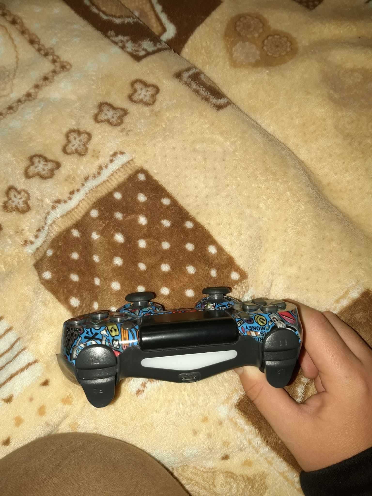 vând ps4 pro cu controller custom