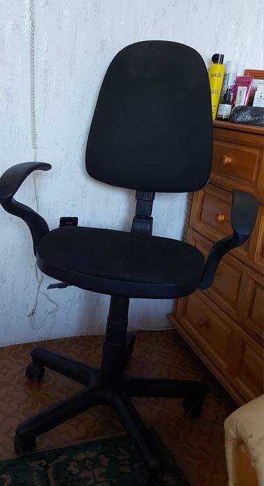 Офис стол-черен текстил