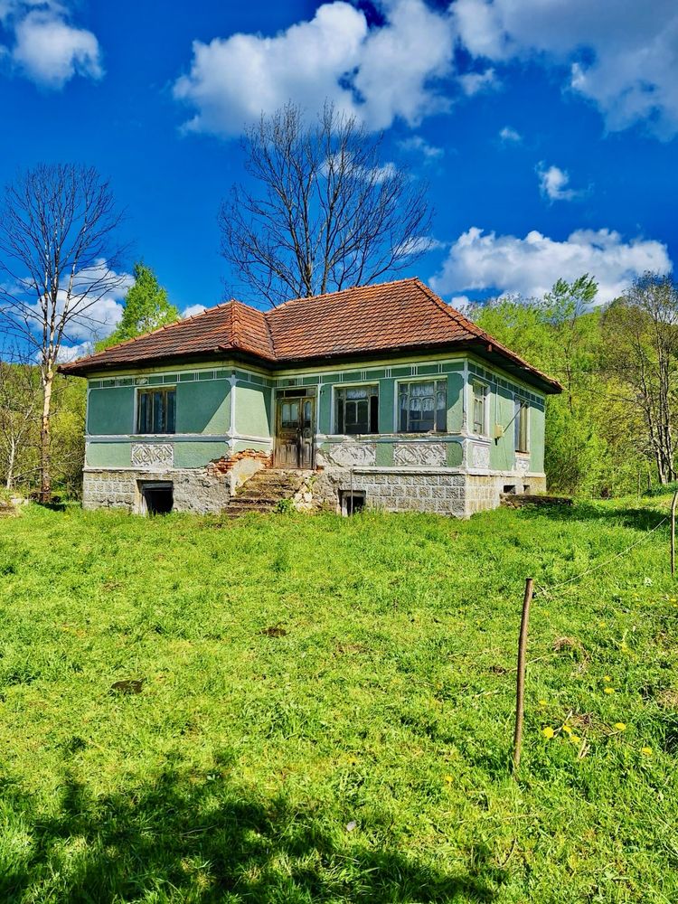 Casa + teren 1000mp în Bănița