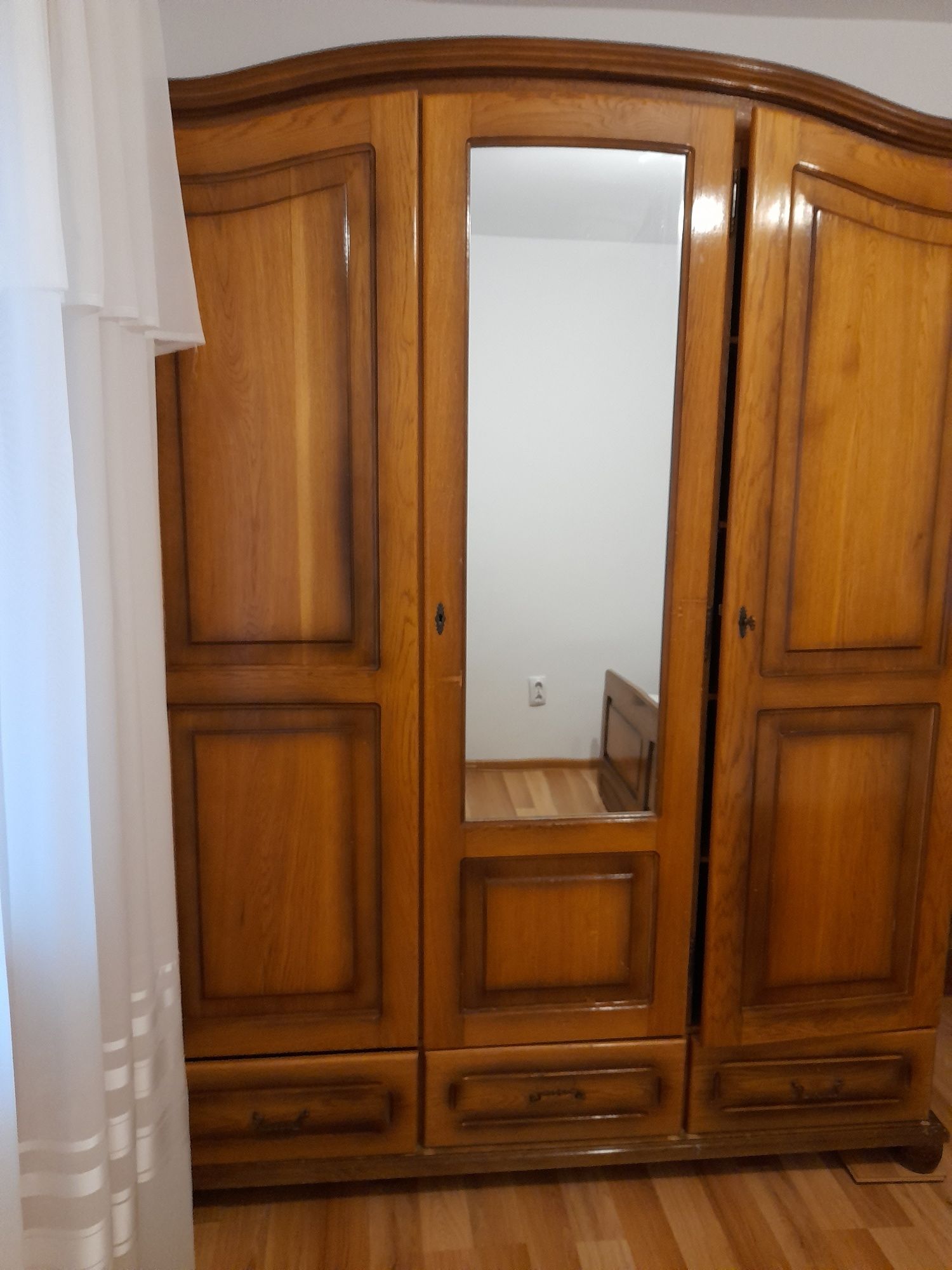 Închiriez apartament 3 camere