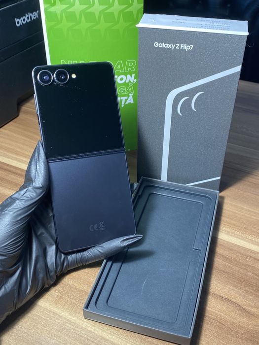 Samsung Galaxy Z Flip7 • 256 GB • Jetblack