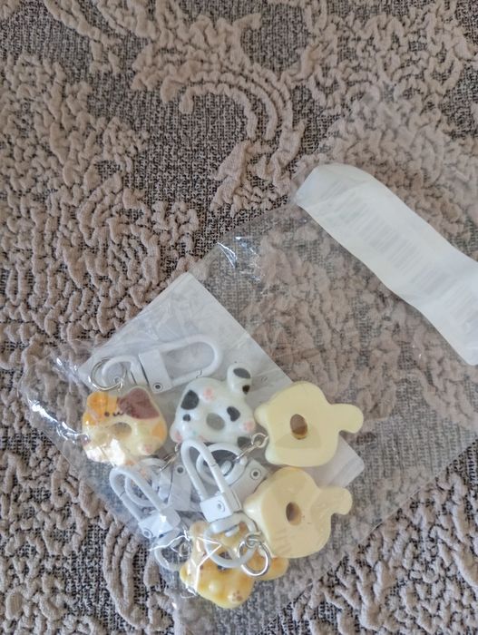 Продаю набор маленьких брелоков с котятами