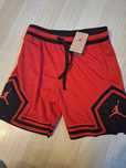 Vand pantaloni scurti Jordan