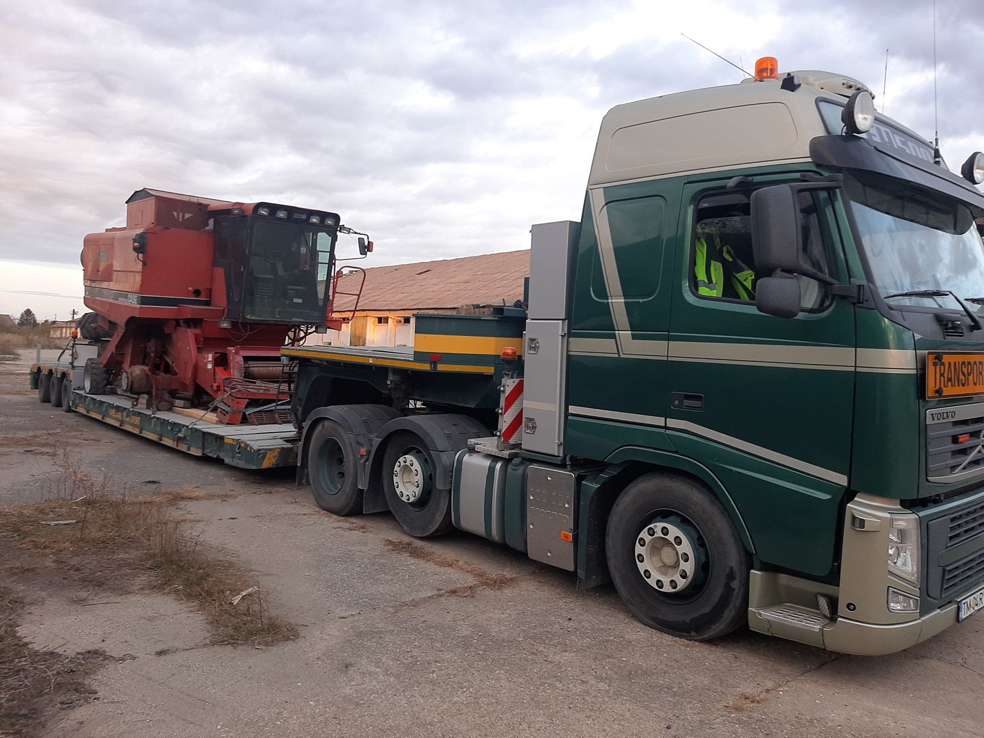 Ansamblul Volvo si trailer