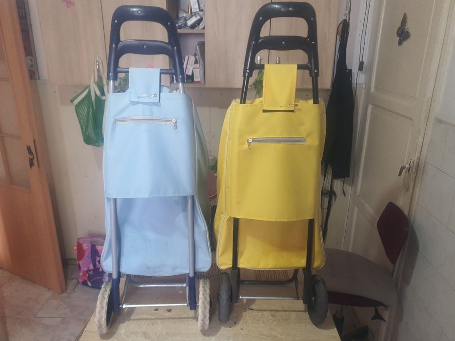 Vând doua cărucioare pentru cumpărături piața an stare relativ bună.
