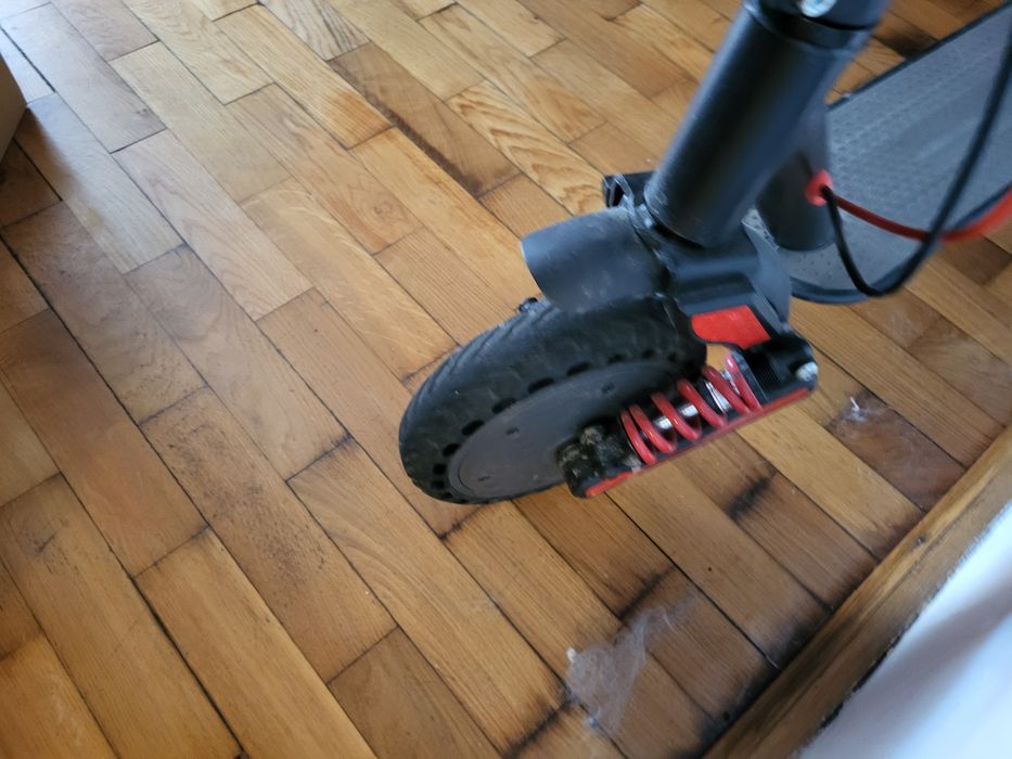 Trotinetă eletrică care merge cu 30 km și are Bluetooth