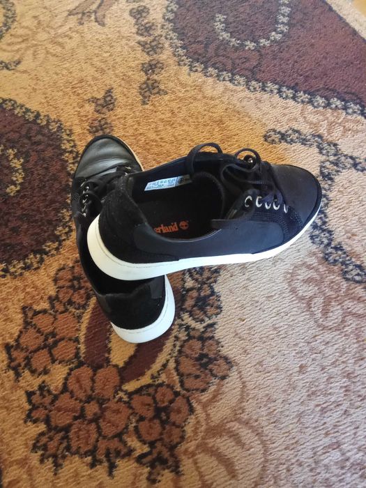 Vând     tenesi   timberlend