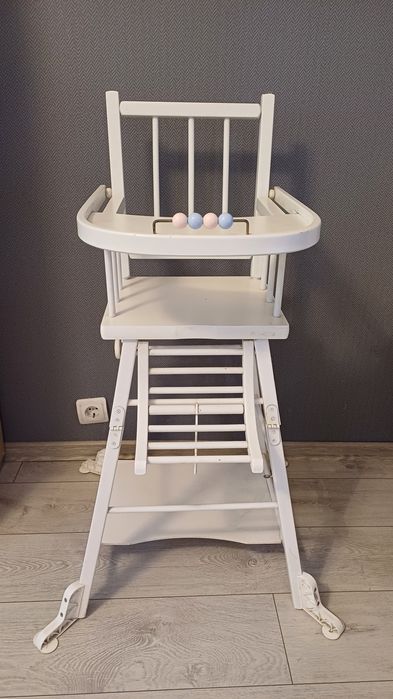 Scaun copii alb din lemn.