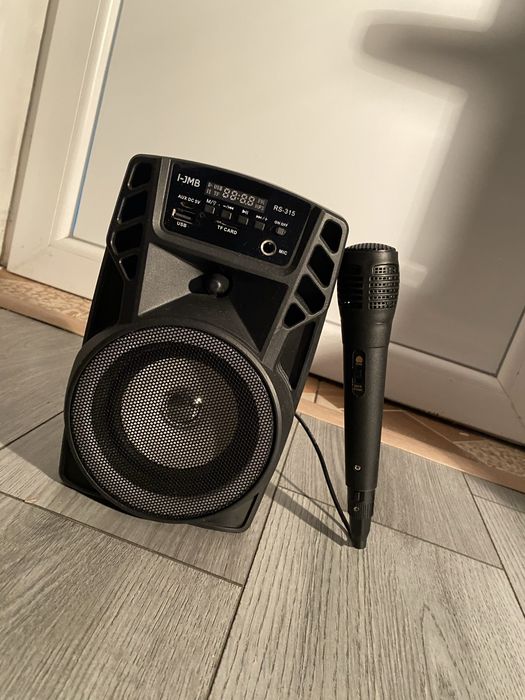Boxa noua cu tit cu cuteie si microfon la ea