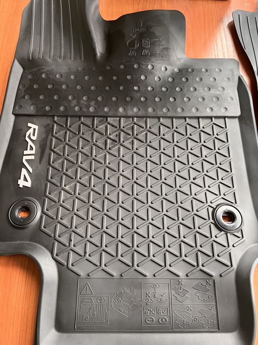 Оригинальные резиновые коврики на Toyota RAV 4 пятого поколение,