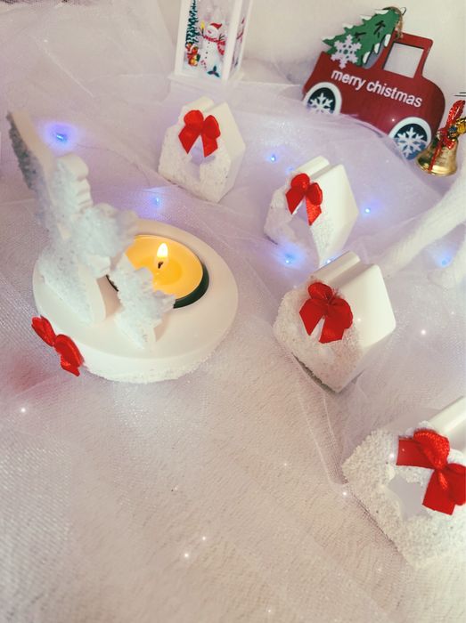 Коледна украса (свещник,малки къщички за декорация,коледни играчки)