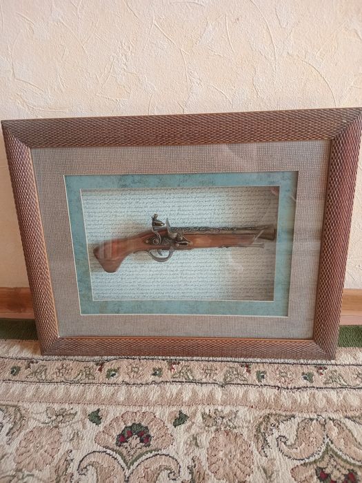 Картинная Рама  с декоративным мушкетом.