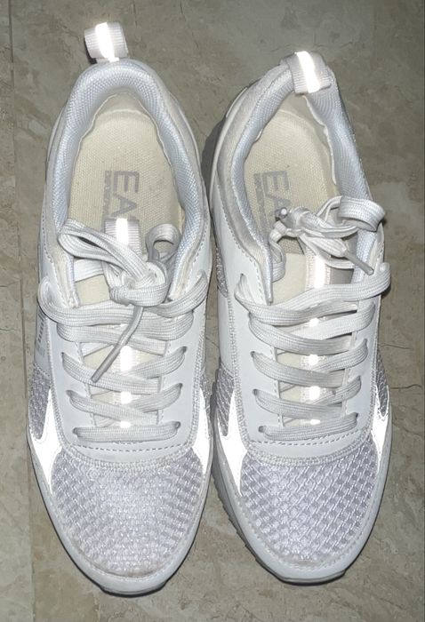 Продаются кроссовки женские