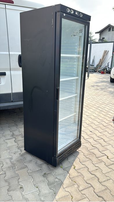 Inchiriez vitrina vitrine frigorifica frigider bauturi de inchiriat