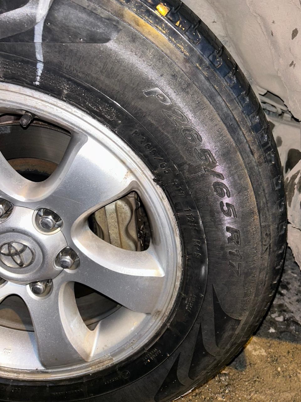 Продам б/у шины  Pirelly размером 265х65х17 на Тойота Прадо120