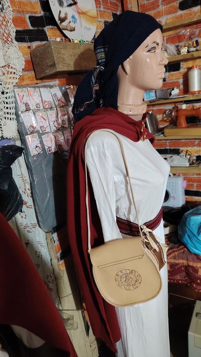 Geanta din piele naturala - model tradițional dacic, lucrată manual 
?