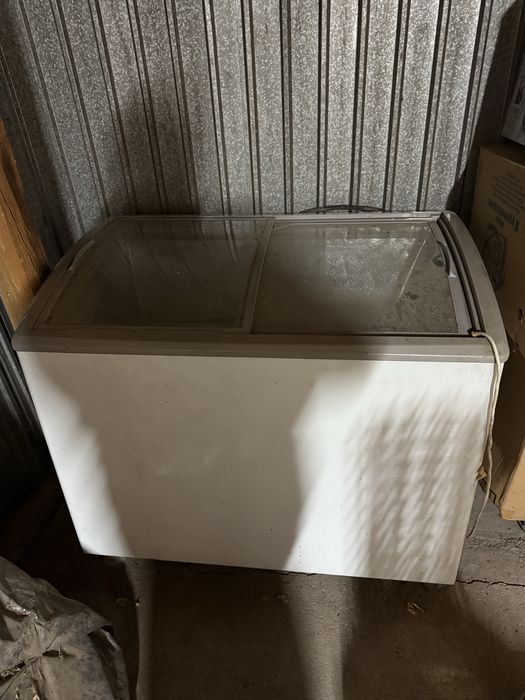 Морозильник со стеклянной дверцей.