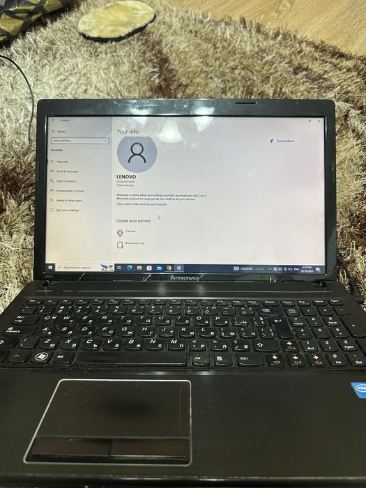 Лаптоп Lenovo със зарядно