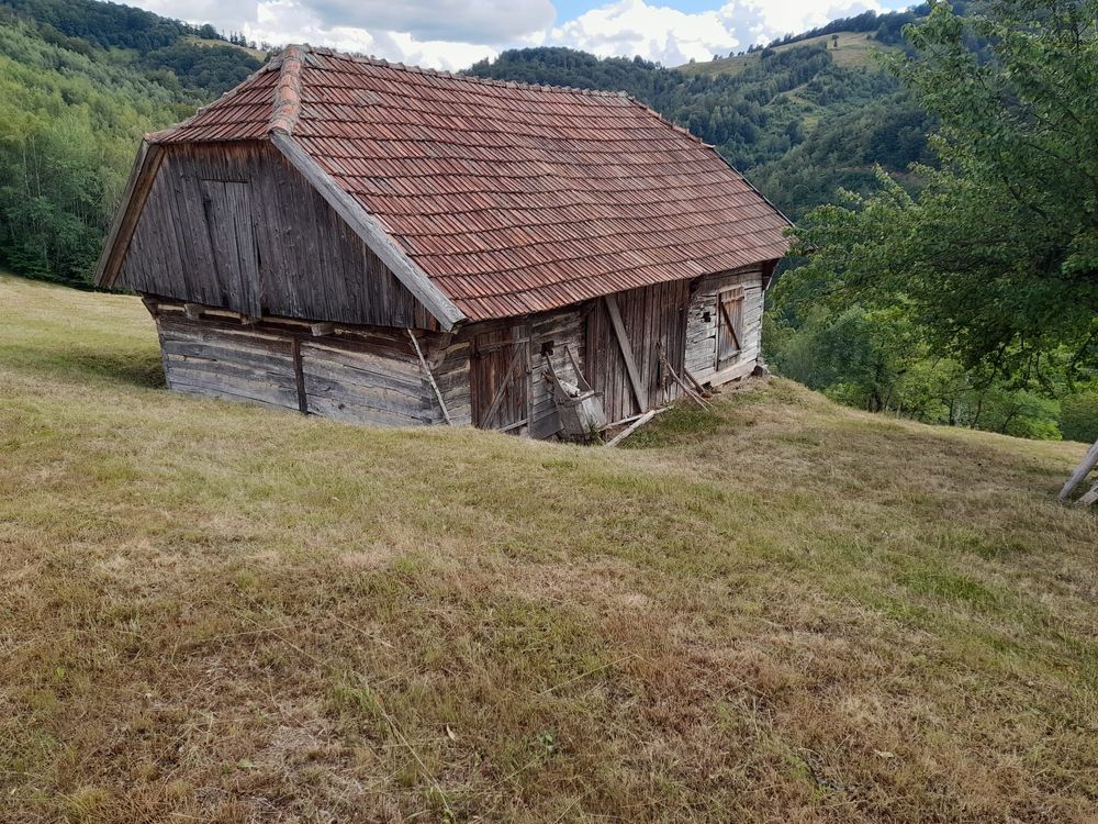 Vând teren extravilan cu posibilitate de a achizitiona 1,5 H de padure