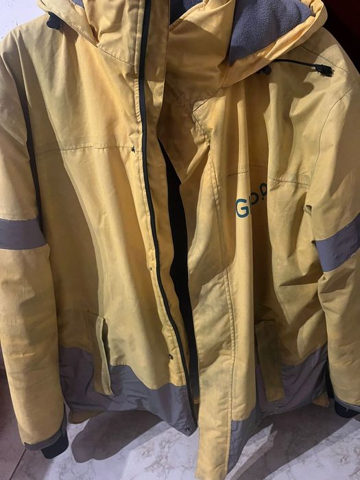 Geaca jacheta Glovo  marimea XXL de iarna calduroasa in conditii bune