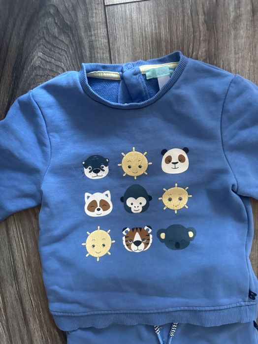 Син сет на марката Окайди. Спортно долнище + суитшърт. Размер 12-18 м.