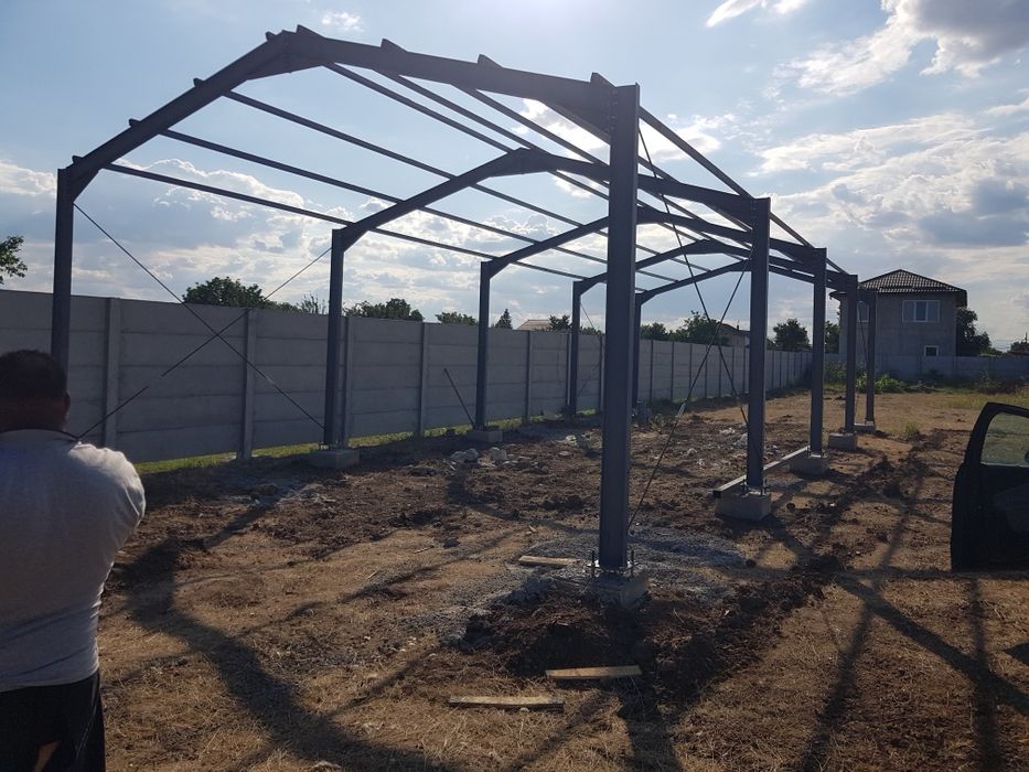 Hale metalice adaptate nevoilor tale pentru diverse afaceri.